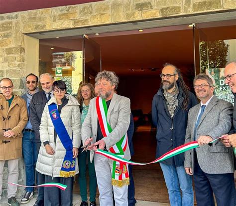 Taglio del nastro inaugurale della residenza 