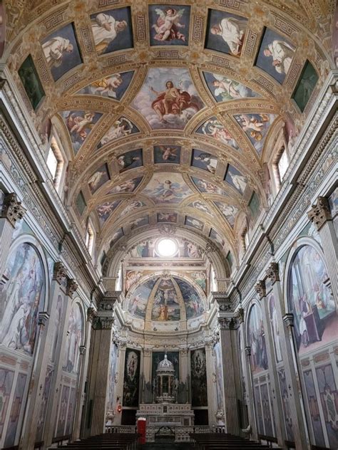 Dettaglio della facciata della Certosa di Garegnano con le sue decorazioni scultoree.