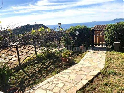 Fotografia di un ampio giardino privato con vista mare a Santo Stefano al Mare