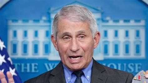 Anthony Fauci durante una conferenza stampa