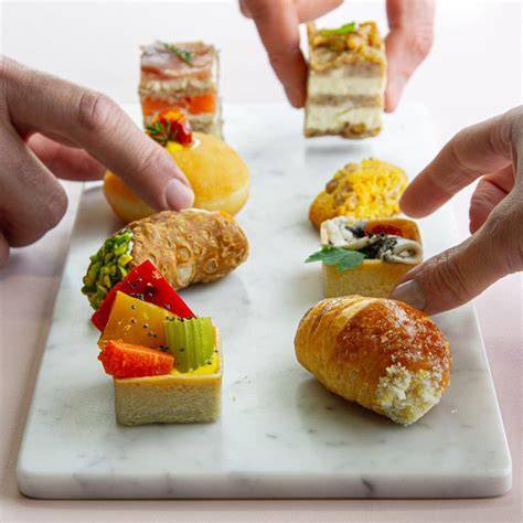 Scatto fotografico di un aperitivo gourmet servito presso la pasticceria