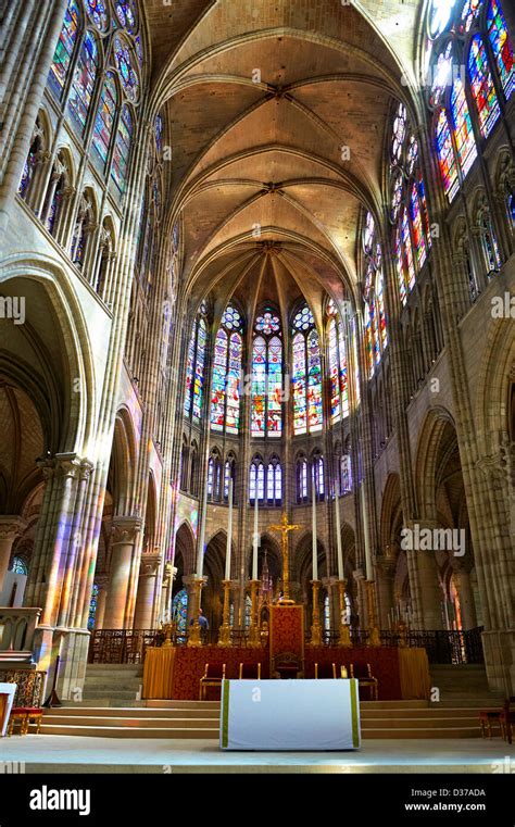 Basilica di Saint-Denis, cattedrale gotica situata nei pressi di Parigi, edificata sul luogo della sepoltura del Santo.