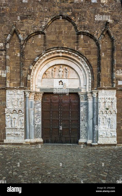 Particolare architettonico del portale 