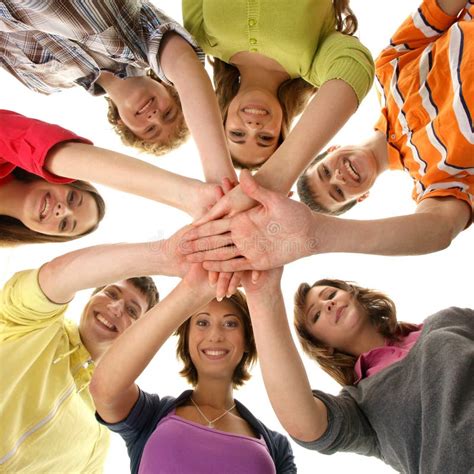 Foto di un gruppo di giovani coinvolti in un laboratorio di comunità o oratorio
