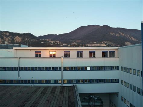 fotografia della facciata principale dell'Ospedale Beata Vergine di Mendrisio con vista sull'area di accesso al pronto soccorso