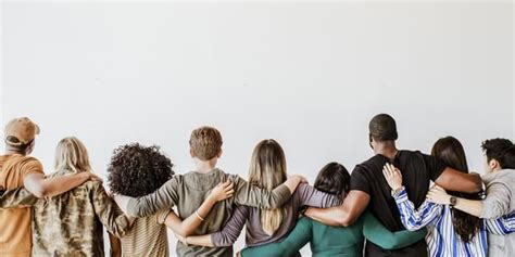 foto di persone che si abbracciano o si sostengono reciprocamente