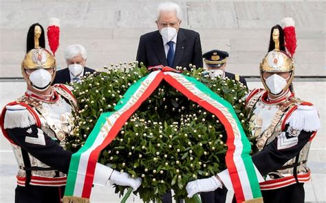 Foto dell'Altare della Patria a Roma con la deposizione di una corona d'alloro.