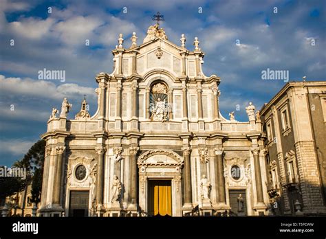 Veduta panoramica della facciata barocca della Cattedrale dell'Avana con le sue due torri asimmetriche