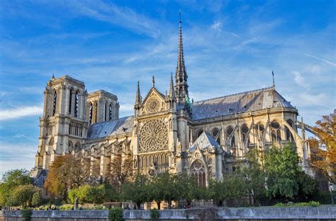 Veduta panoramica della facciata di Notre-Dame di Parigi con le sue iconiche torri e i portali gotici