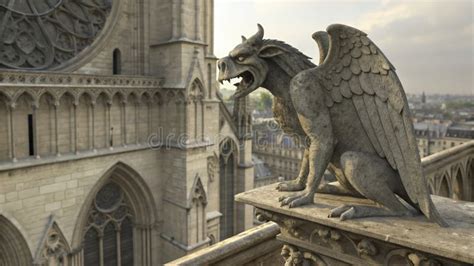 Foto ravvicinata di un gargoyle in pietra che osserva Parigi dalla cattedrale