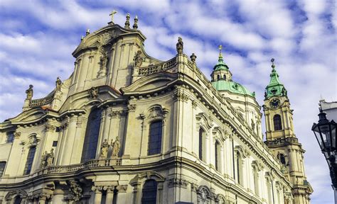 Veduta esterna della facciata della Chiesa di Maria Vergine Vittoriosa nel quartiere di Malá Strana a Praga