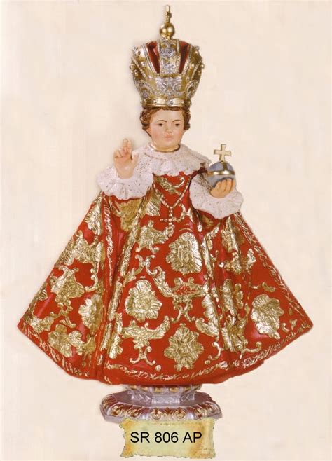 Dettaglio della statua del Bambin Gesù di Praga con i preziosi abiti liturgici