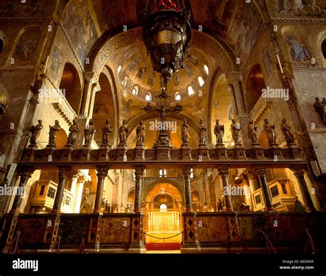 Altare Maggiore della Basilica di San Marco con ciborio