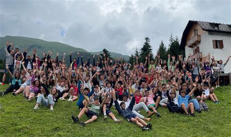 Collage di immagini rappresentanti i diversi temi dei campi scuola: natura, giovani che pregano, simboli religiosi, film.