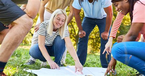 Immagine di un gruppo di giovani impegnati in un'attività all'aperto, come una caccia al tesoro o un gioco di squadra.