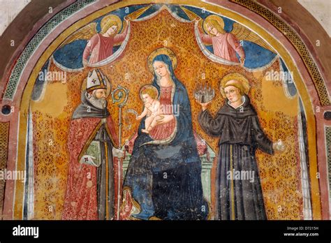 Dipinto medievale o illustrazione di Santa Chiara che contempla il crocifisso, come in uno specchio