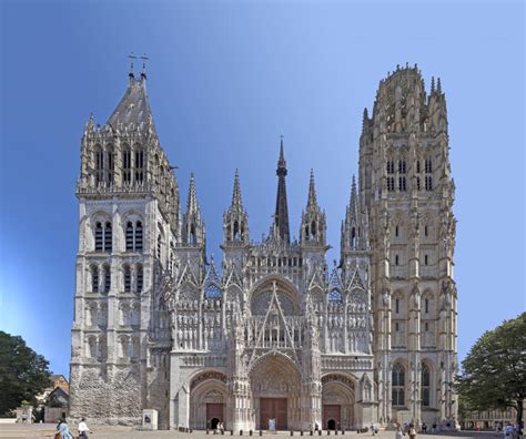 Fotografia della facciata della Cattedrale di Rouen sotto diverse condizioni di luce