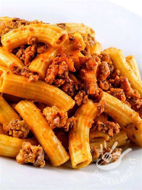 foto di piatti tipici siciliani, come maccheroni al ragù o dolci caserecci