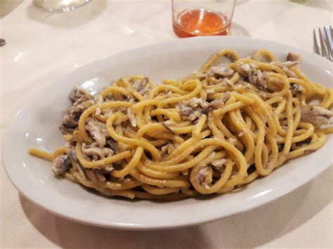 infografica o foto di piatti tipici veronesi, come tortellini o risotto all'isolana