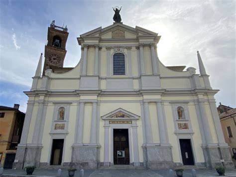 Facciata neoclassica della Chiesa della Beata Vergine Assunta a Selargius