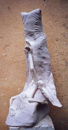 Insieme di sculture femminili di Santo Paolo Guccione, che mostrano linee sinuose e dinamismo