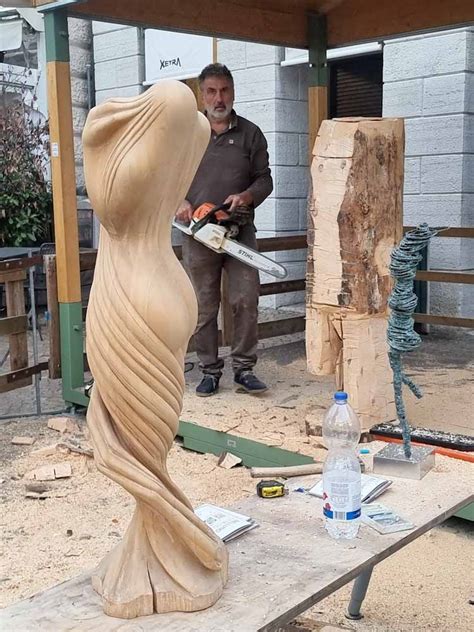 Primo piano di una scultura di Santo Paolo Guccione in legno, che evidenzia la lavorazione del materiale