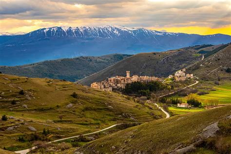 Foto panoramica delle colline dell'Appennino tosco-romagnolo al tramonto