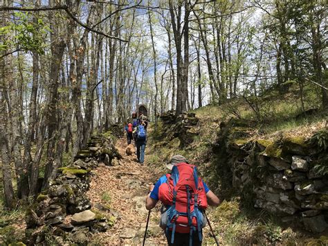 Esploratori su un sentiero montano in Romagna, con panorama delle valli