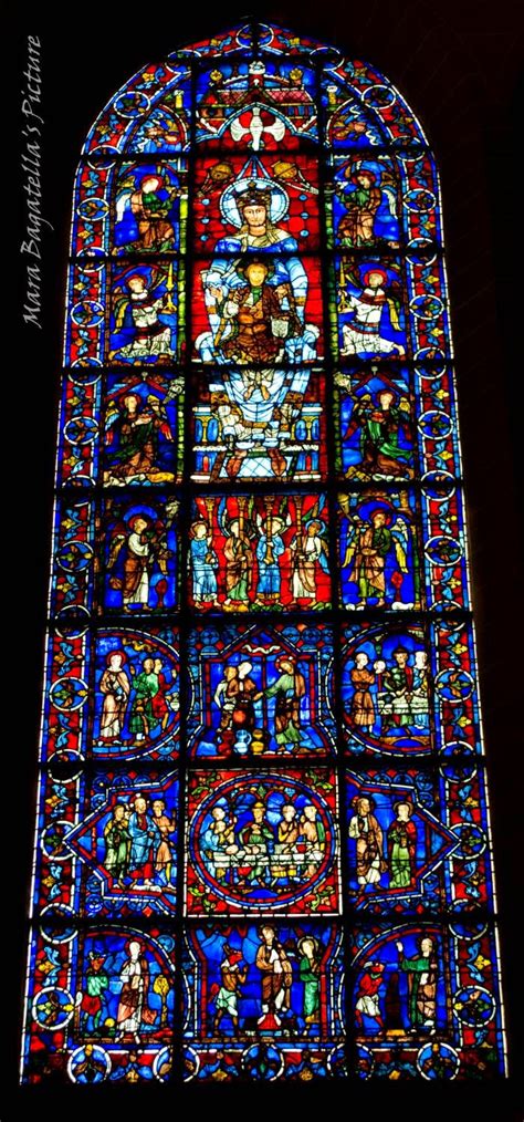 Interno della Cattedrale di Chartres con le vetrate e il labirinto