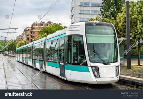 Foto tematica di un tram urbano in azione, con enfasi sulla sicurezza dei passeggeri