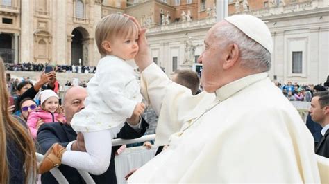 Sacerdote che benedice una famiglia o un oggetto di devozione