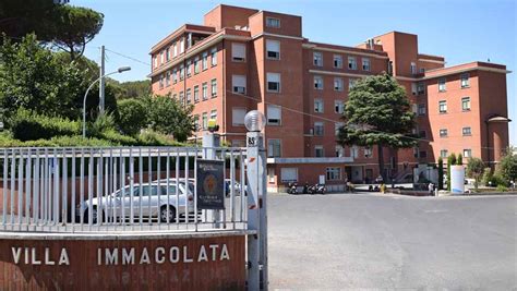Foto esterna della Casa di Cura Villa Immacolata a Viterbo, con un ambiente sereno e accogliente