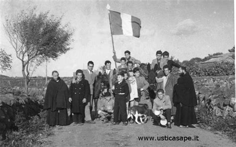 Una foto d'epoca di un gruppo di giovani dell'Azione Cattolica durante un raduno clandestino o un'attività ricreativa.