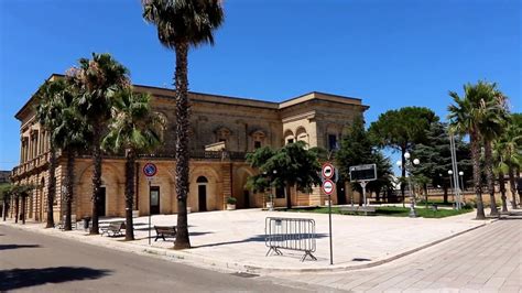 Foto dell'Oratorio parrocchiale di Acquarica del Capo con la lapide commemorativa.
