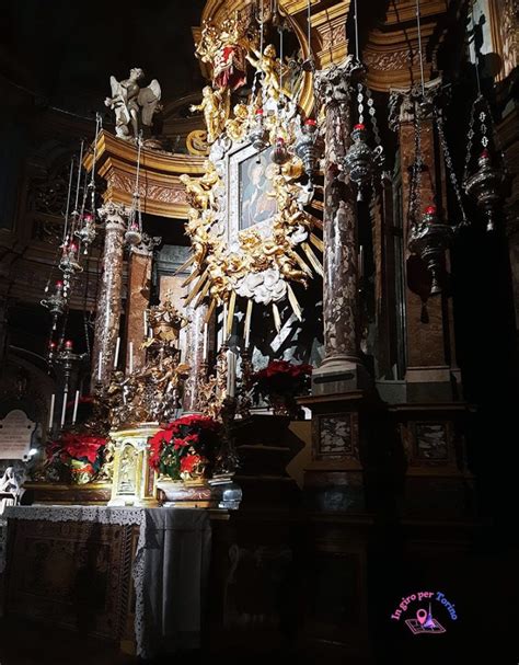 Statua della Madonna con Bambino, circondata da rose