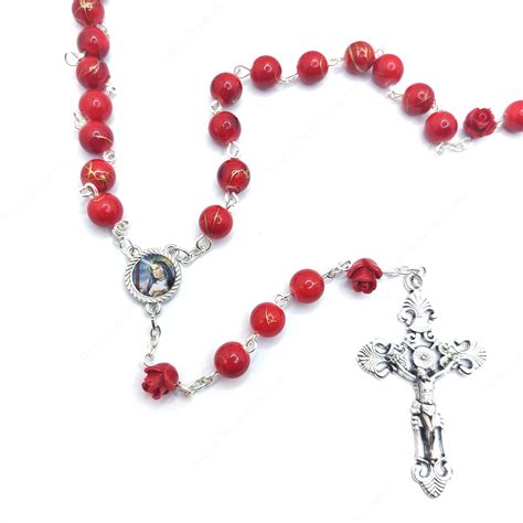 Dettaglio di un rosario con grani rossi