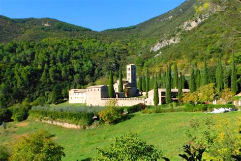 Ricostruzione grafica dell'antica Abbazia di San Pietro di Pozzeveri con il lago di Sesto