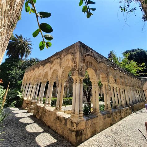 Foto del Chiostro di San Giovanni degli Eremiti con colonnine binate e rigoglioso giardino