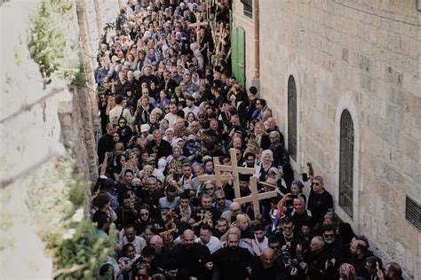 Pellegrini che cantano l'Ave Maria durante la processione a Lourdes