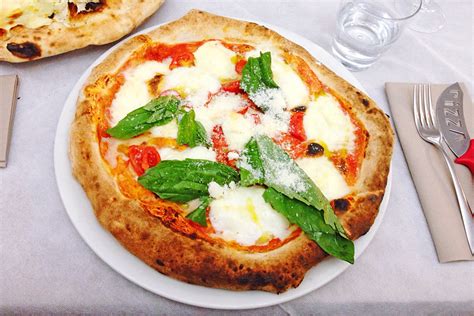 Foto di piatti tipici italiani serviti al Ristorante Sala Azzurra, inclusi pizza, focaccia, coda di rospo, tiramisù e gelato