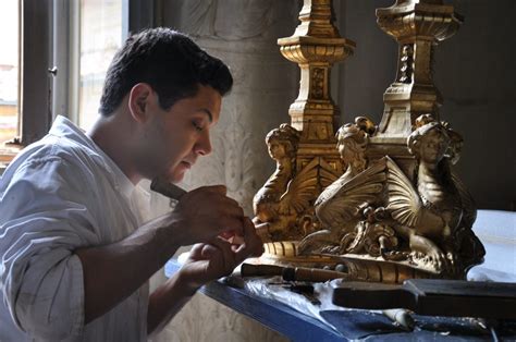 Foto di un'opera d'arte ecclesiastica mobile in fase di catalogazione e inventariazione