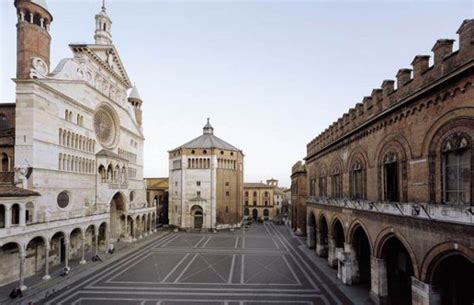 Veduta aerea della Piazza del Comune di Cremona con la Cattedrale, il Torrazzo e il Battistero