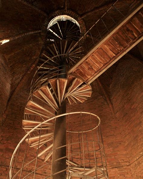 Interno del Museo Verticale nel Torrazzo di Cremona con installazioni scientifiche