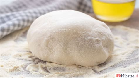 Dettaglio di un impasto per pizza in fase di lievitazione