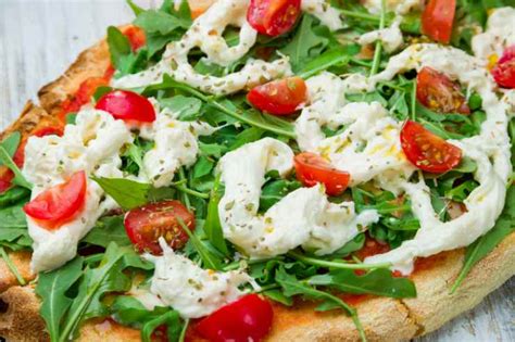 Pizza con pesto, stracciatella e pomodorini dopo la cottura