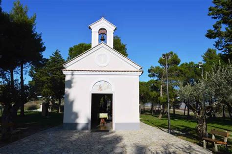 Padre Pio giovane in preghiera sotto un olmo a Piana Romana