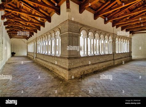 Foto del chiostro romanico dell'Abbazia di Sassovivo con le sue colonnine binate e gli archi.