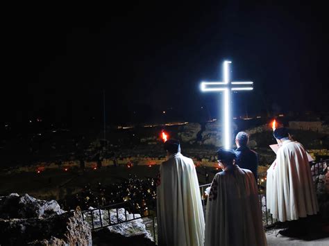 Processione con fiaccole della Via Crucis nel Santuario di Santa Croce