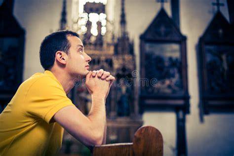 Persona in preghiera in una chiesa