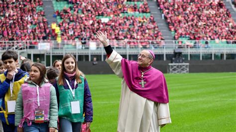 Foto di gruppo di cresimandi e cresimati con il Vescovo durante un raduno diocesano